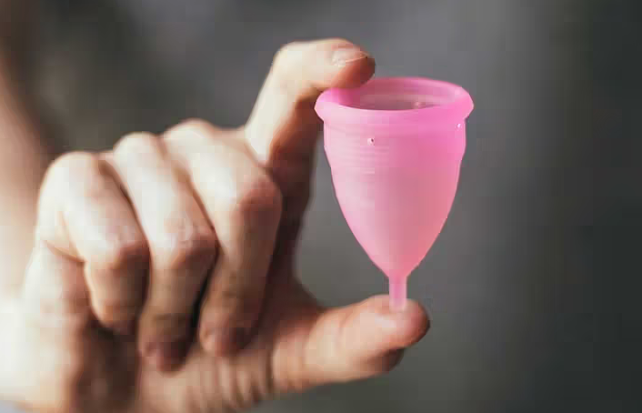 मेंस्ट्रुअल कप क्या है? और इसका इस्तेमाल कैसे करते हैं - Menstrual Cup And Its Uses In Hindi